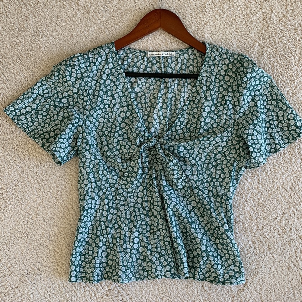 Abercrombie & Fitch Women’s Large Green With White Flowers Tie V-Neck Top